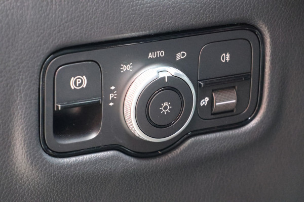 Mercedes-Benz Vito 116 CDI L3 XXL | AMG Edition | Multibeam Led | Dodehoek detector | Rijstrookassistent | CarPlay | Camera | Side-Bars | DAB | Cruise control | 3-Zitter | BPM Vrij | Fabrieksgarantie