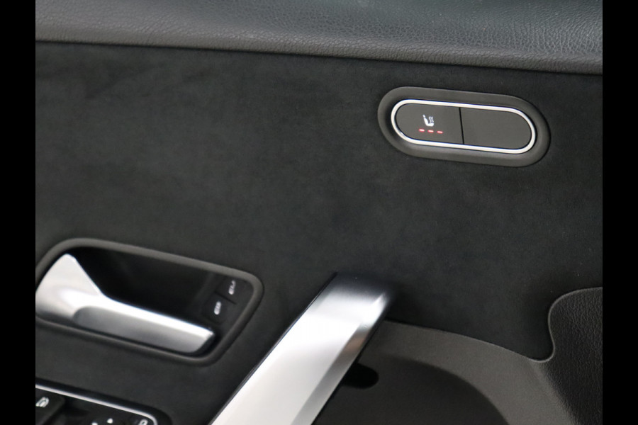 Mercedes-Benz A-Klasse 180 AMG Sport [SCHUIFKANTELDAK, APPLE CARPLAY, ANDROID, HALF LEDER, CAMERA, STOELVERWARMING, PDC V+A, CRUISE, NIEUWSTAAT]
