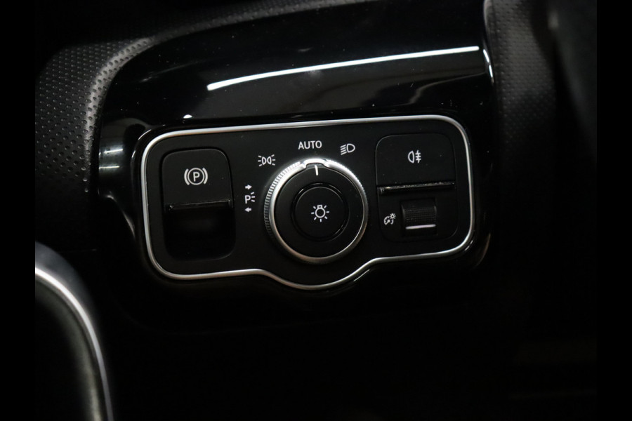 Mercedes-Benz A-Klasse 180 AMG Sport [SCHUIFKANTELDAK, APPLE CARPLAY, ANDROID, HALF LEDER, CAMERA, STOELVERWARMING, PDC V+A, CRUISE, NIEUWSTAAT]