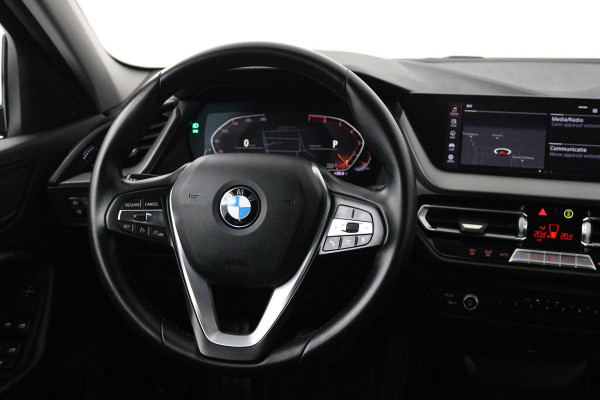 BMW 1-serie 118i Executive Edition (PARKEERSENSOREN, NAVIGATIE, CRUISE CONTROL, PARKEERSENSOREN, NL-AUTO)