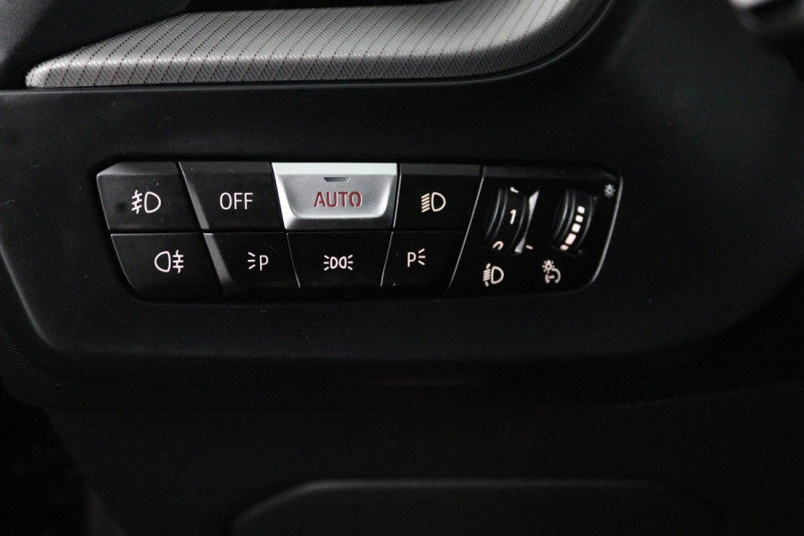 BMW 1-serie 118i Executive Edition (PARKEERSENSOREN, NAVIGATIE, CRUISE CONTROL, PARKEERSENSOREN, NL-AUTO)