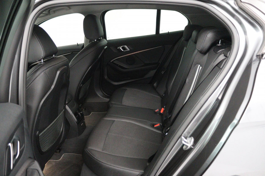 BMW 1-serie 118i Executive Edition (PARKEERSENSOREN, NAVIGATIE, CRUISE CONTROL, PARKEERSENSOREN, NL-AUTO)