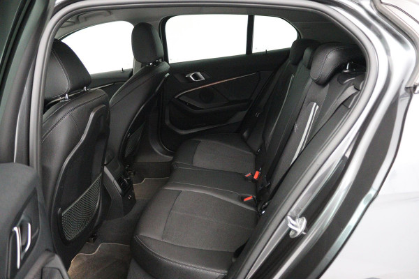 BMW 1-serie 118i Executive Edition (PARKEERSENSOREN, NAVIGATIE, CRUISE CONTROL, PARKEERSENSOREN, NL-AUTO)