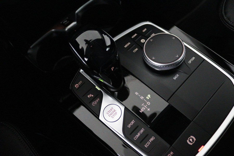 BMW 1-serie 118i Executive Edition (PARKEERSENSOREN, NAVIGATIE, CRUISE CONTROL, PARKEERSENSOREN, NL-AUTO)