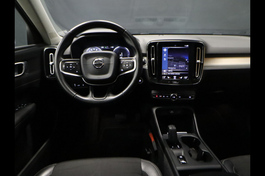 Volvo XC40 1.5 T5 Twin Engine Momentum Pro [SCHUIFKANTELDAK, APPLE CARPLAY, ANDROID, HALF LEDER, STOELVERWARMING V+A, PDC ACHTER, CRUISE, NIEUWSTAAT]