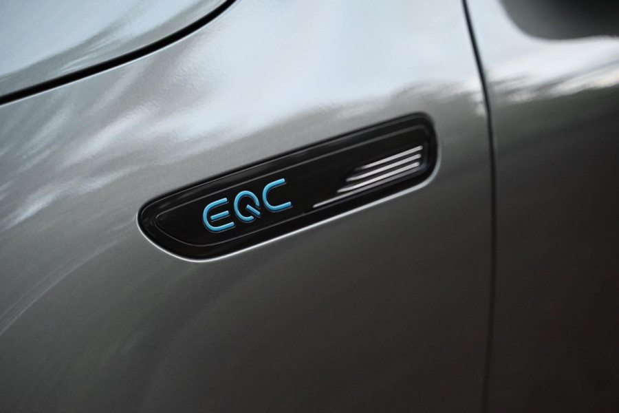 Mercedes-Benz EQC 400 4MATIC Premium Plus 80 kWh AMG - Memory - Distronic - Schuifdak - Keyless Entry - HUD - Ambiance Verlichting