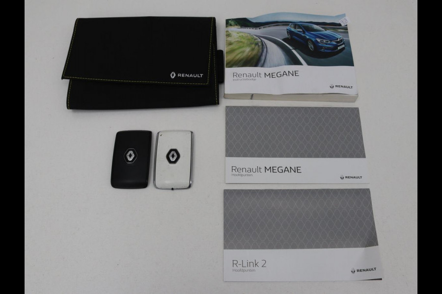 Renault Mégane 1.3 TCe Bose | Trekhaak | Carplay | Climate control | Navigatie | Dodehoek detectie | Park Assist | Cruise control