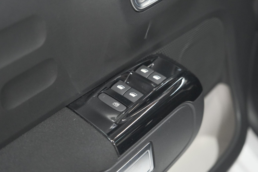 Citroën C3 PureTech 110 EAT6 Feel Edition | Panoramadak | Apple Carplay | Parkeersensoren | 16 Inch Lichtmetalen Velgen