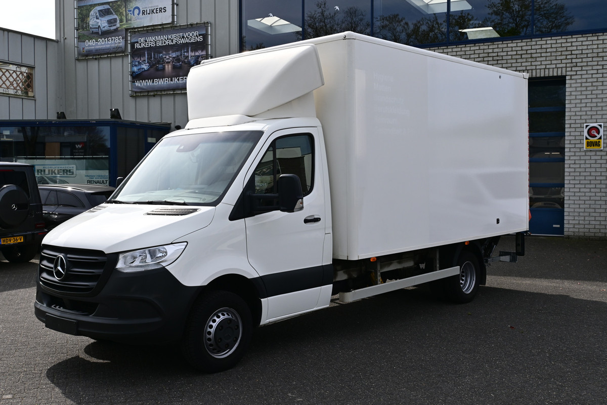Mercedes-Benz Sprinter 514 CDI Bakwagen met NIEUWE laadklep Airco, MBUX, Geveerde stoel, Stoelverwarming Nieuwe Laadklep 1000kg 180cm Plateau Mercedes-Benz Sprinter 514 CDI Bakwagen met NIEUWE laadklep Airco, MBUX, Geveerde stoel, Stoelverwarming Nieuwe Laadklep 1000kg 180cm Plateau