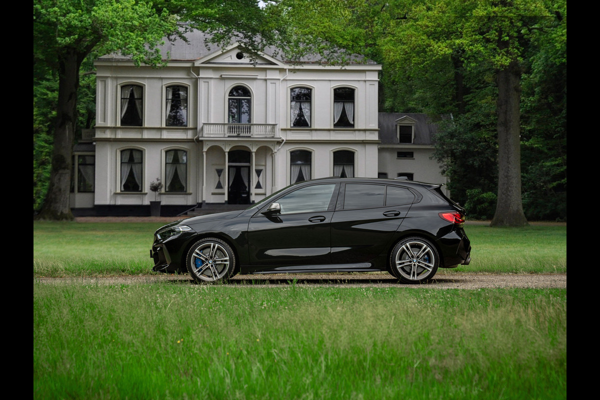 BMW 1-serie M135i xDrive High Executive | Pano-dak | Head-up | Sportstoelen | Adaptief onderstel BMW 1-serie M135i xDrive High Executive | Pano-dak | Head-up | Sportstoelen | Adaptief onderstel