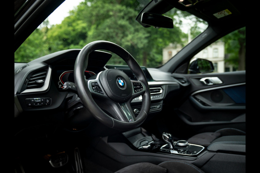 BMW 1-serie M135i xDrive High Executive | Pano-dak | Head-up | Sportstoelen | Adaptief onderstel
