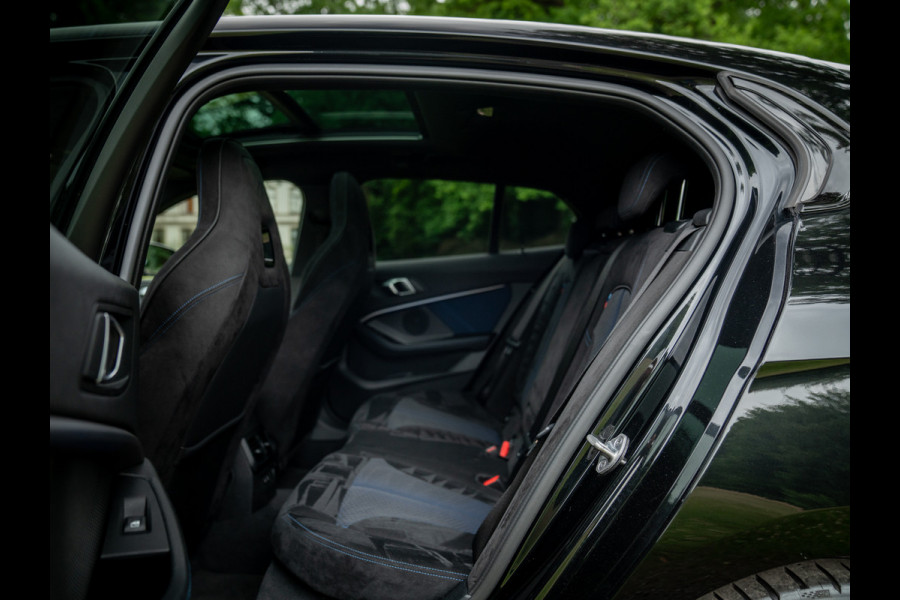 BMW 1-serie M135i xDrive High Executive | Pano-dak | Head-up | Sportstoelen | Adaptief onderstel