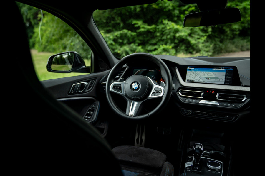BMW 1-serie M135i xDrive High Executive | Pano-dak | Head-up | Sportstoelen | Adaptief onderstel