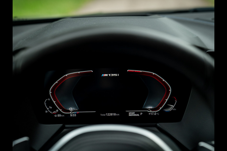 BMW 1-serie M135i xDrive High Executive | Pano-dak | Head-up | Sportstoelen | Adaptief onderstel