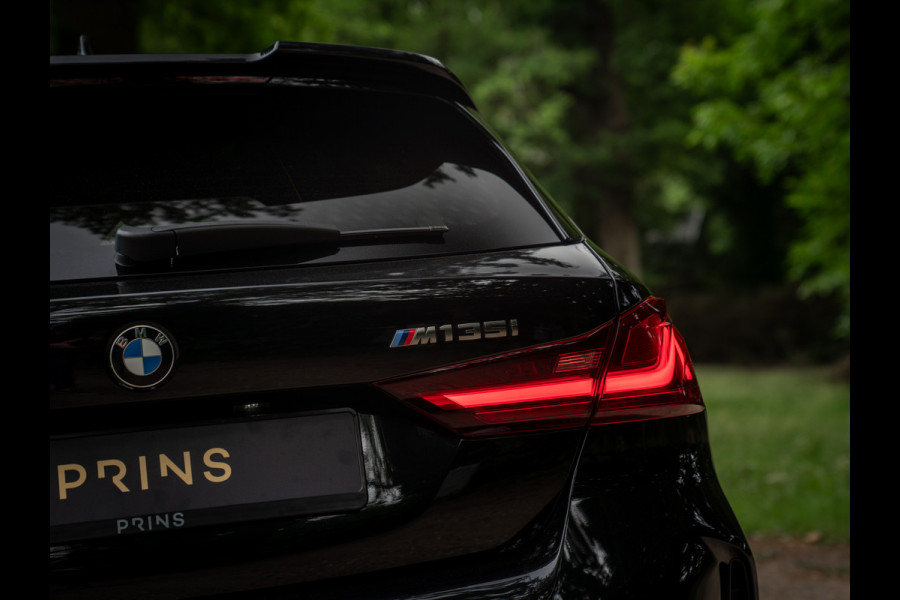 BMW 1-serie M135i xDrive High Executive | Pano-dak | Head-up | Sportstoelen | Adaptief onderstel