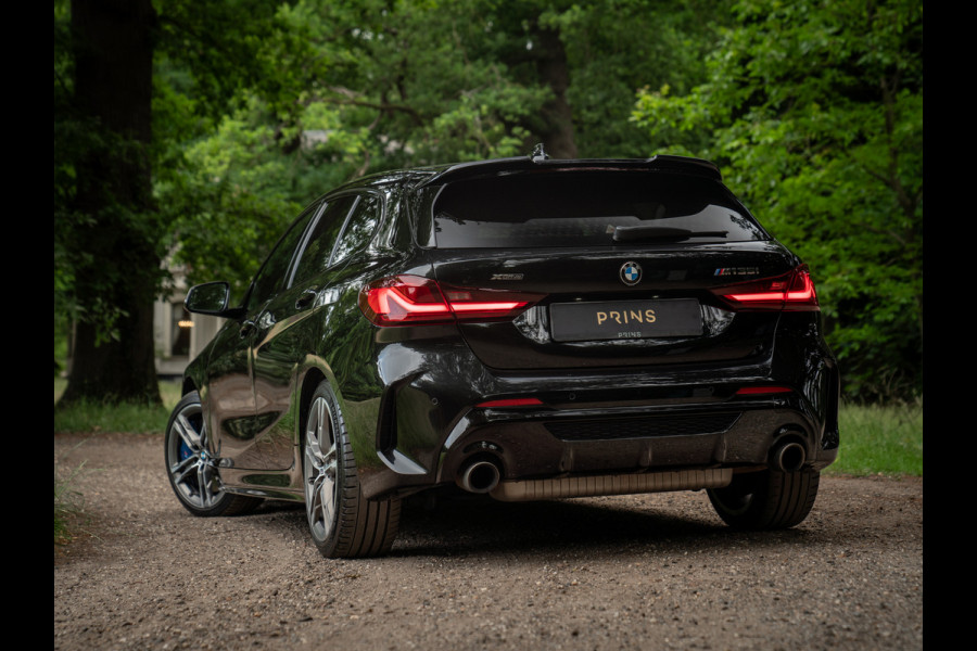 BMW 1-serie M135i xDrive High Executive | Pano-dak | Head-up | Sportstoelen | Adaptief onderstel