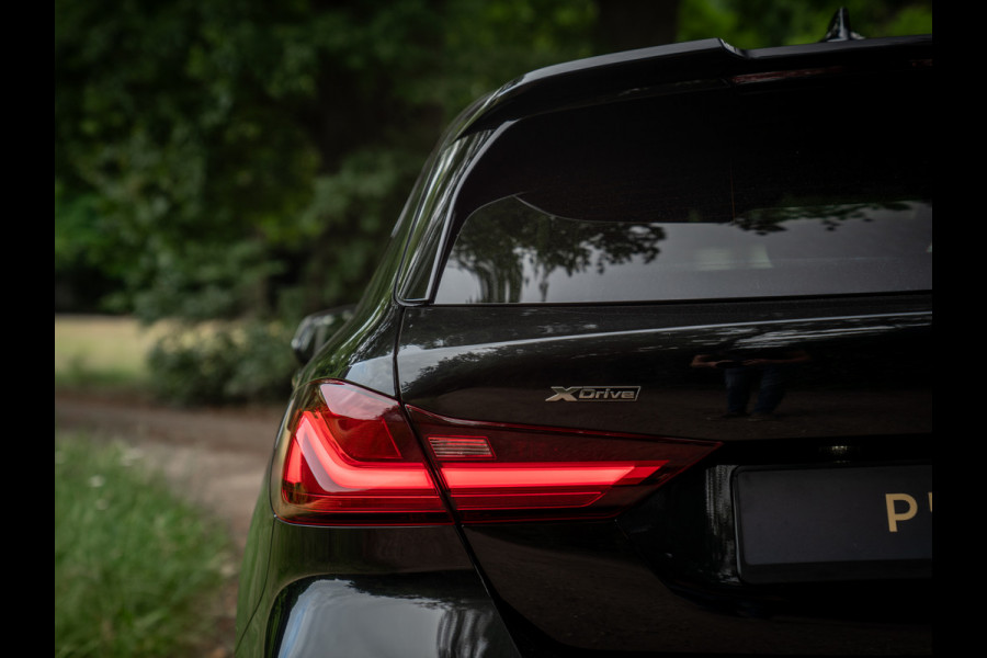 BMW 1-serie M135i xDrive High Executive | Pano-dak | Head-up | Sportstoelen | Adaptief onderstel