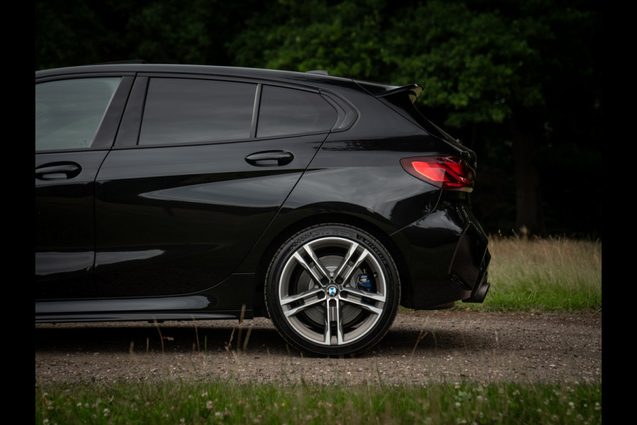 BMW 1-serie M135i xDrive High Executive | Pano-dak | Head-up | Sportstoelen | Adaptief onderstel