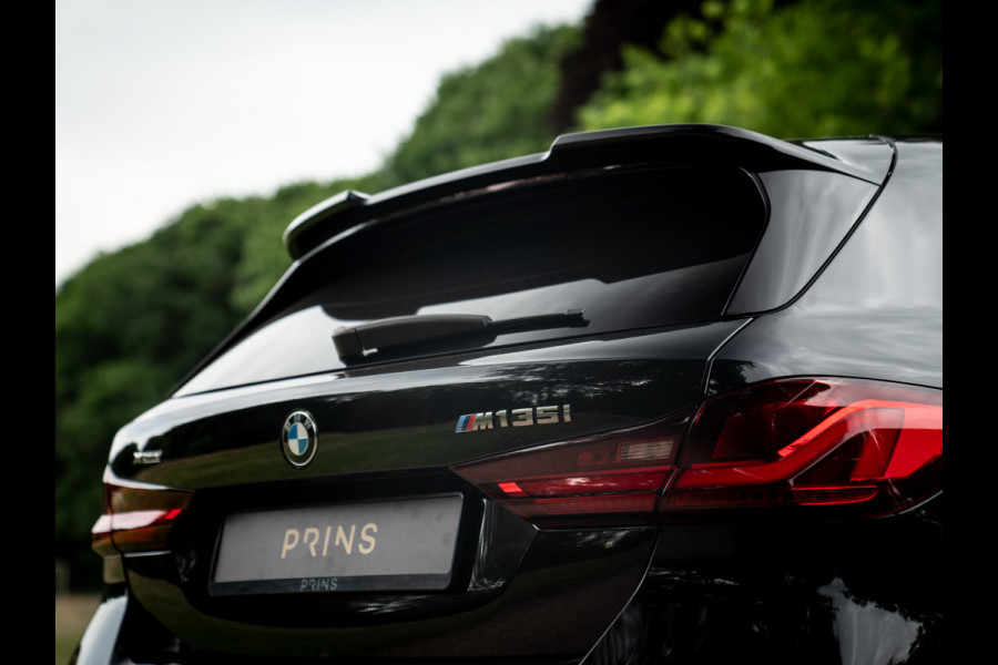 BMW 1-serie M135i xDrive High Executive | Pano-dak | Head-up | Sportstoelen | Adaptief onderstel