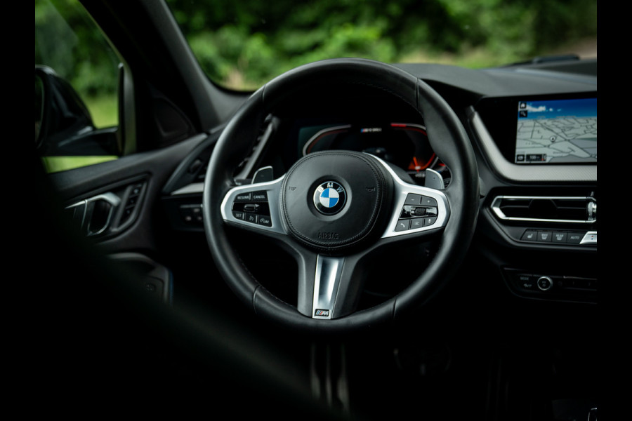 BMW 1-serie M135i xDrive High Executive | Pano-dak | Head-up | Sportstoelen | Adaptief onderstel