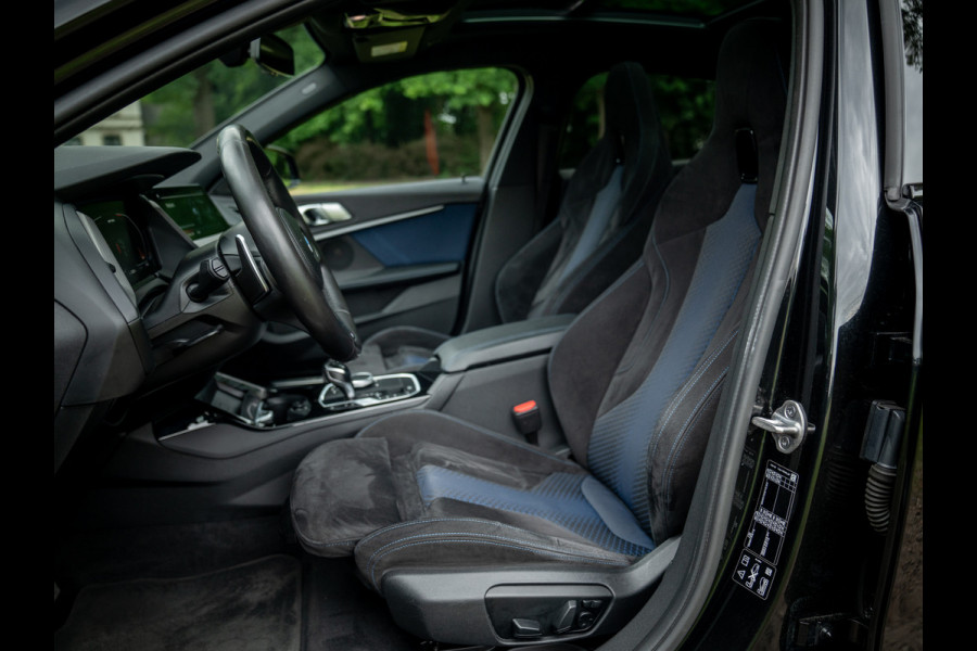 BMW 1-serie M135i xDrive High Executive | Pano-dak | Head-up | Sportstoelen | Adaptief onderstel