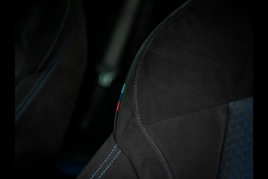 BMW 1-serie M135i xDrive High Executive | Pano-dak | Head-up | Sportstoelen | Adaptief onderstel
