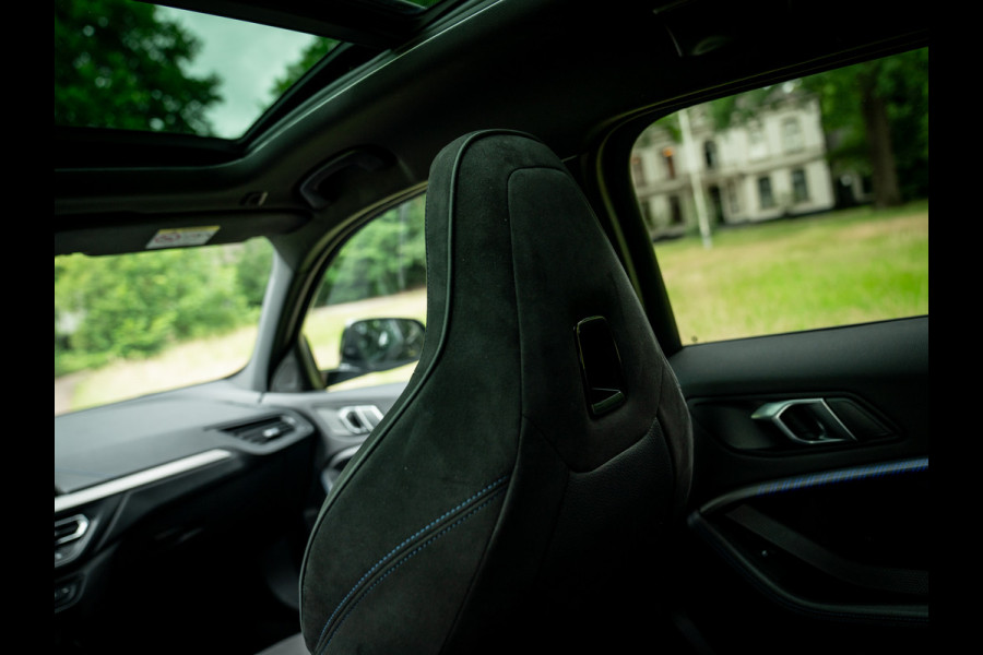 BMW 1-serie M135i xDrive High Executive | Pano-dak | Head-up | Sportstoelen | Adaptief onderstel