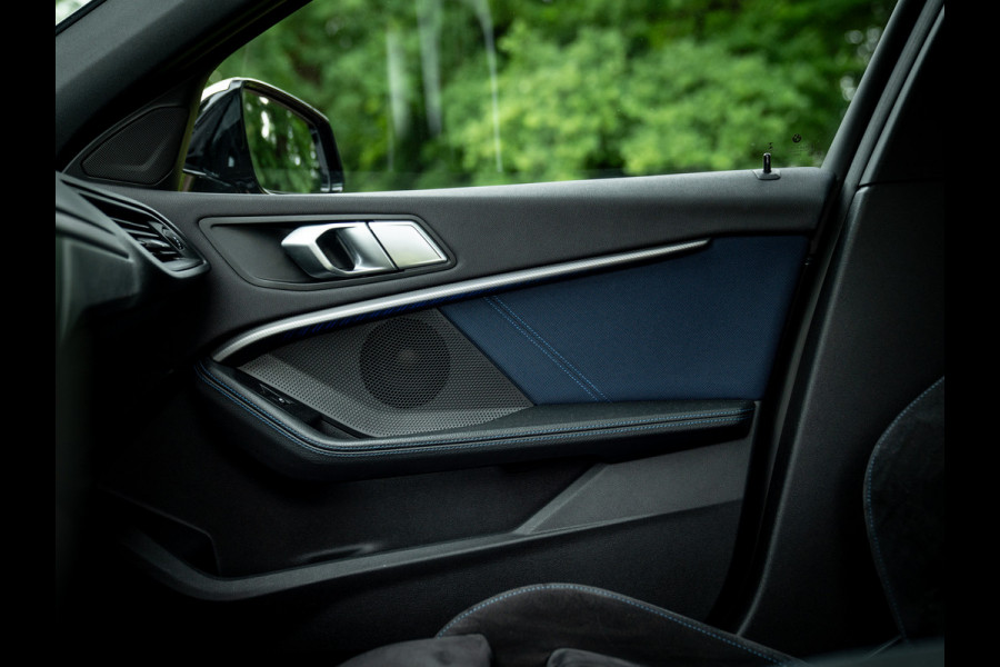 BMW 1-serie M135i xDrive High Executive | Pano-dak | Head-up | Sportstoelen | Adaptief onderstel