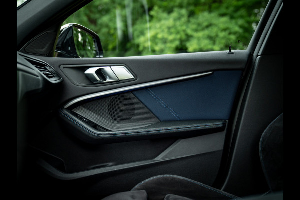 BMW 1-serie M135i xDrive High Executive | Pano-dak | Head-up | Sportstoelen | Adaptief onderstel