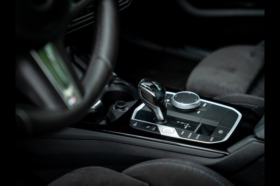 BMW 1-serie M135i xDrive High Executive | Pano-dak | Head-up | Sportstoelen | Adaptief onderstel