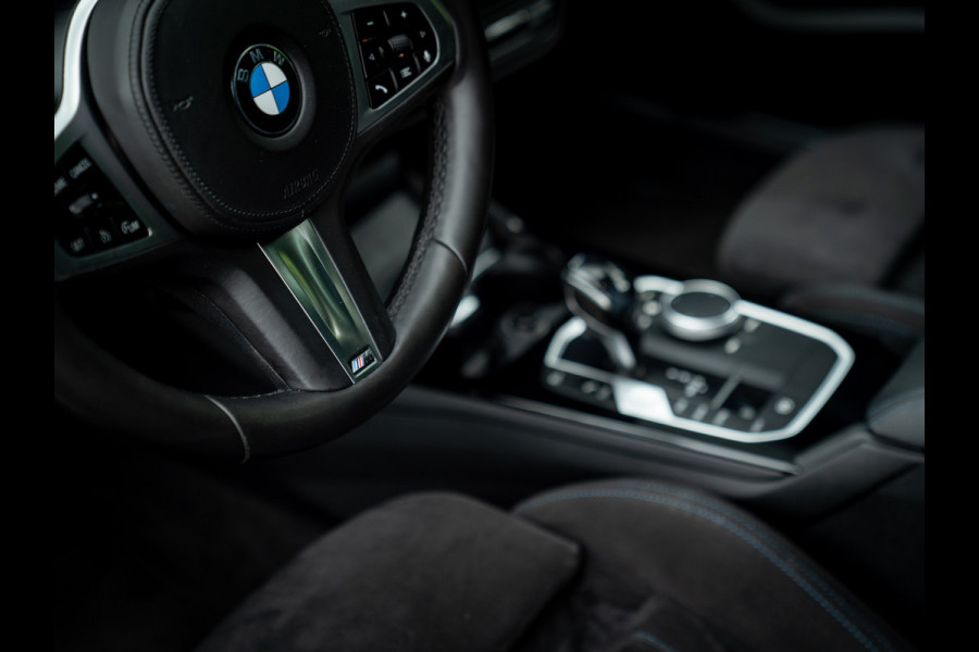 BMW 1-serie M135i xDrive High Executive | Pano-dak | Head-up | Sportstoelen | Adaptief onderstel
