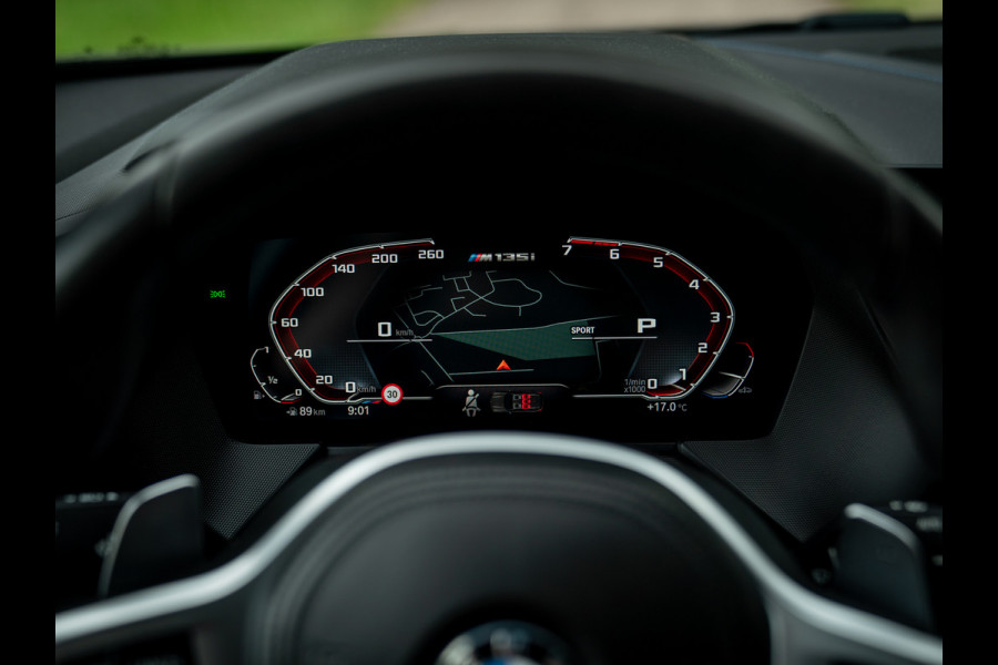BMW 1-serie M135i xDrive High Executive | Pano-dak | Head-up | Sportstoelen | Adaptief onderstel