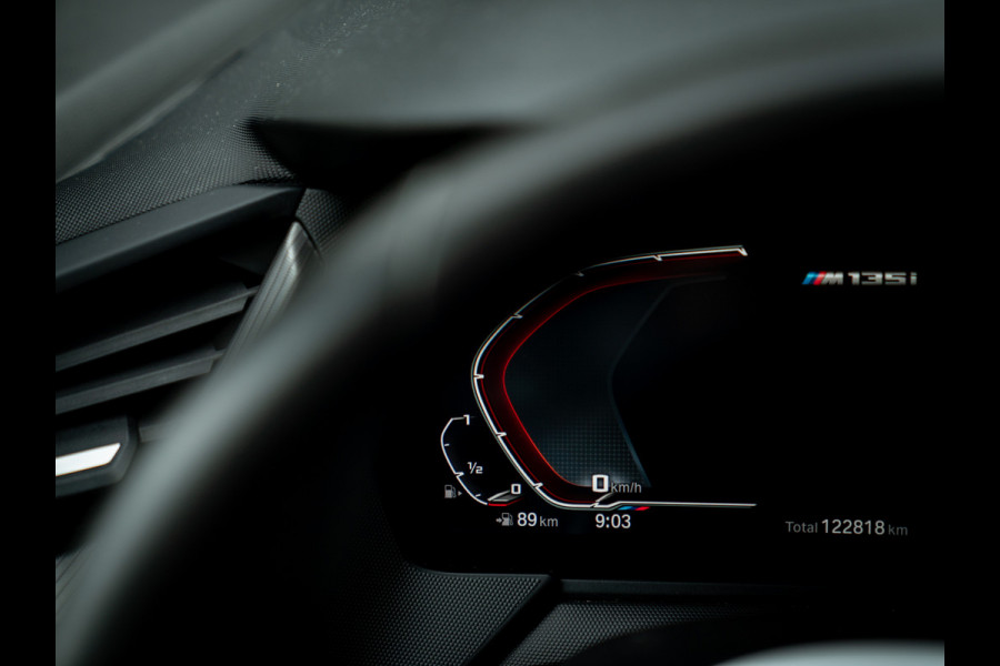 BMW 1-serie M135i xDrive High Executive | Pano-dak | Head-up | Sportstoelen | Adaptief onderstel