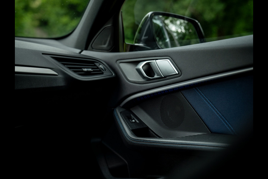 BMW 1-serie M135i xDrive High Executive | Pano-dak | Head-up | Sportstoelen | Adaptief onderstel