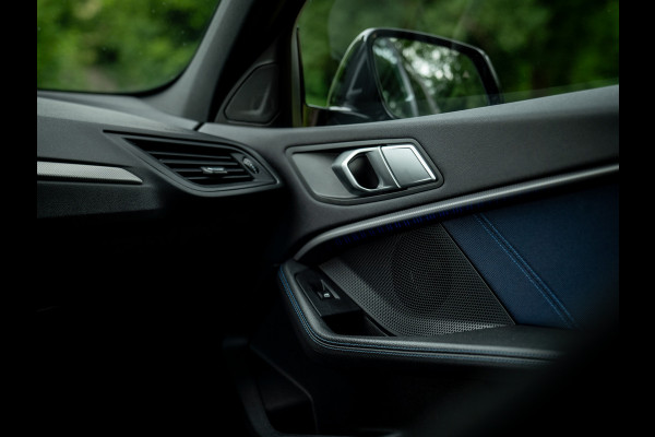 BMW 1-serie M135i xDrive High Executive | Pano-dak | Head-up | Sportstoelen | Adaptief onderstel
