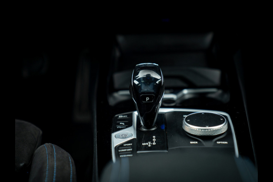 BMW 1-serie M135i xDrive High Executive | Pano-dak | Head-up | Sportstoelen | Adaptief onderstel