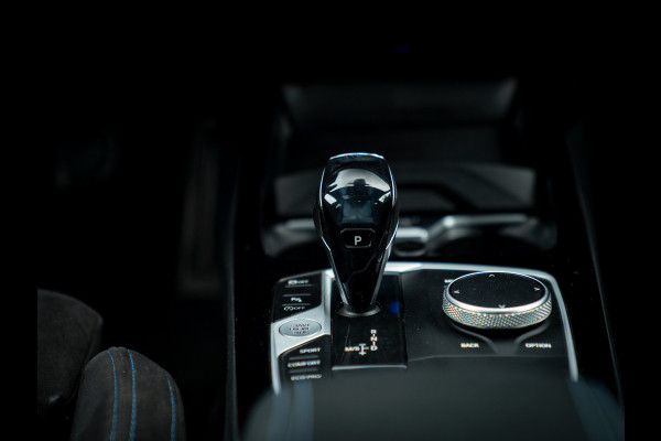 BMW 1-serie M135i xDrive High Executive | Pano-dak | Head-up | Sportstoelen | Adaptief onderstel