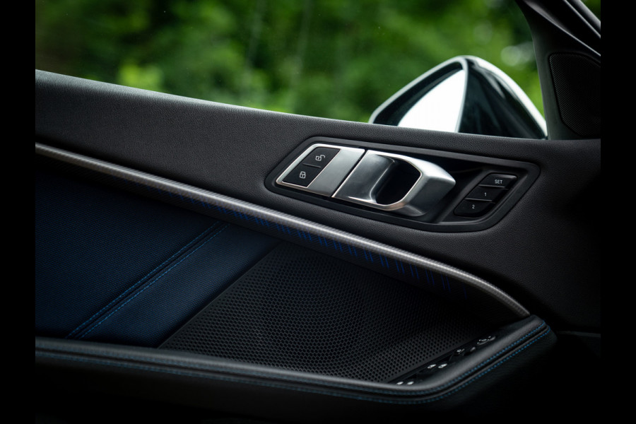 BMW 1-serie M135i xDrive High Executive | Pano-dak | Head-up | Sportstoelen | Adaptief onderstel