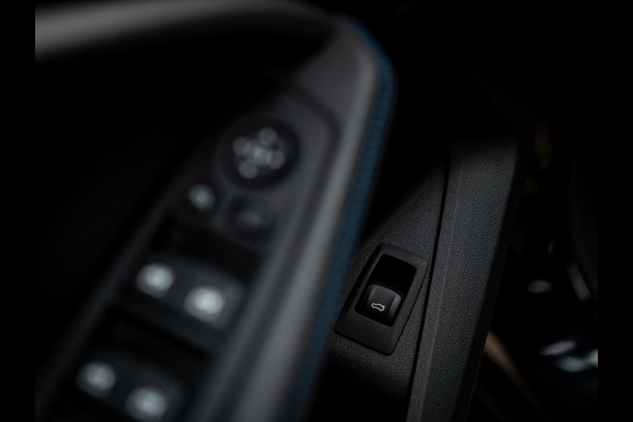 BMW 1-serie M135i xDrive High Executive | Pano-dak | Head-up | Sportstoelen | Adaptief onderstel