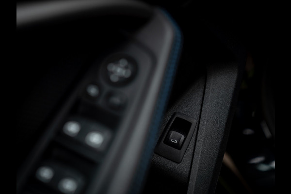 BMW 1-serie M135i xDrive High Executive | Pano-dak | Head-up | Sportstoelen | Adaptief onderstel