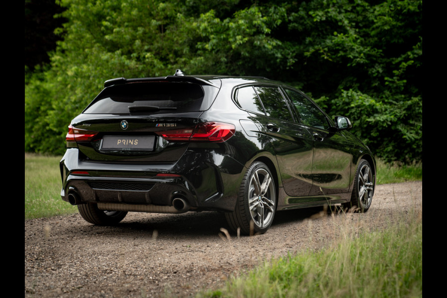 BMW 1-serie M135i xDrive High Executive | Pano-dak | Head-up | Sportstoelen | Adaptief onderstel
