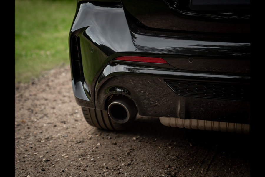 BMW 1-serie M135i xDrive High Executive | Pano-dak | Head-up | Sportstoelen | Adaptief onderstel