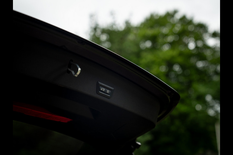 BMW 1-serie M135i xDrive High Executive | Pano-dak | Head-up | Sportstoelen | Adaptief onderstel