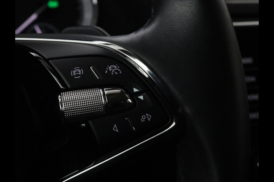 Škoda Superb 1.4 TSI iV Laurin & Klement | Leder | Trekhaak | Adaptive cruise | Stoelverwarming | Canton Sound | Navigatie | Memory | Full LED | Keyless | Carplay | PHEV