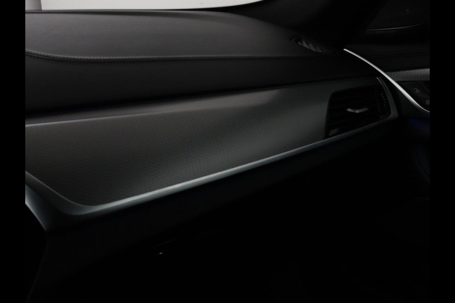 BMW 5 Serie 540d xDrive M Sport | Panoramadak | Head-Up | Adaptive cruise | Carplay | Alcantara | Harman/Kardon | Stoelverwarming | Trekhaak | Sfeerverlichting
