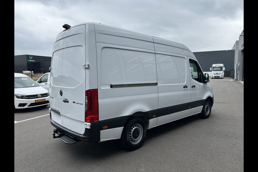 Mercedes-Benz Sprinter 319 CDI L2 H2 3.0 V6 / 3500KG Trekhaak / 360 Camera / MBUX / Navigatie / Cruise control / Airco / 270 Graden achterdeuren