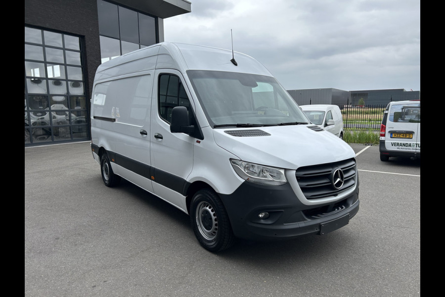 Mercedes-Benz Sprinter 319 CDI L2 H2 3.0 V6 / 3500KG Trekhaak / 360 Camera / MBUX / Navigatie / Cruise control / Airco / 270 Graden achterdeuren