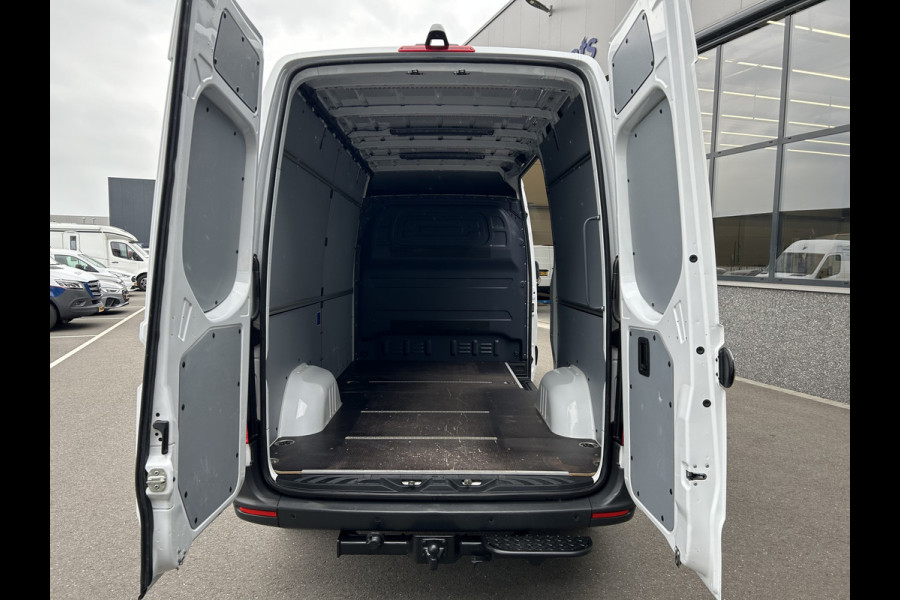 Mercedes-Benz Sprinter 319 CDI L2 H2 3.0 V6 / 3500KG Trekhaak / 360 Camera / MBUX / Navigatie / Cruise control / Airco / 270 Graden achterdeuren