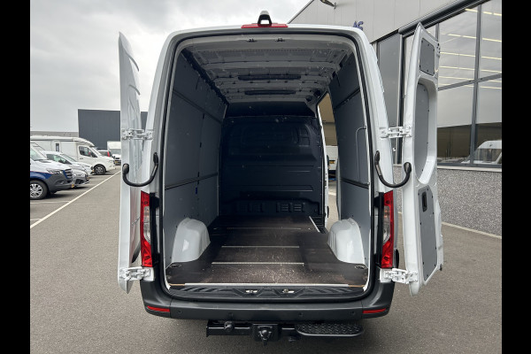 Mercedes-Benz Sprinter 319 CDI L2 H2 3.0 V6 / 3500KG Trekhaak / 360 Camera / MBUX / Navigatie / Cruise control / Airco / 270 Graden achterdeuren