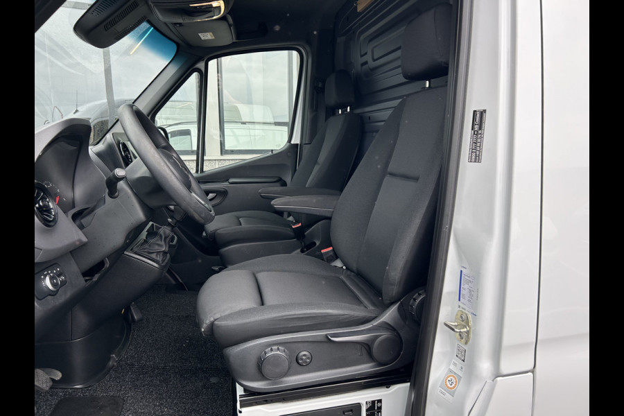 Mercedes-Benz Sprinter 319 CDI L2 H2 3.0 V6 / 3500KG Trekhaak / 360 Camera / MBUX / Navigatie / Cruise control / Airco / 270 Graden achterdeuren